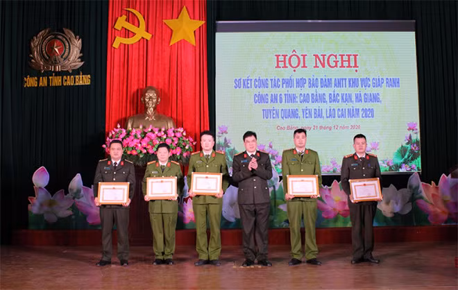 Giám đốc Công an tỉnh Cao Bằng tặng Giấy khen cho 5 tập thể về thành tích xuất sắc trong công tác phối hợp bảo đảm ANTT tại địa bàn giáp ranh 6 tỉnh năm 2020. Giám đốc Công an tỉnh Cao Bằng tặng Giấy khen cho 5 tập thể về thành tích xuất sắc trong công tác phối hợp bảo đảm ANTT tại địa bàn giáp ranh 6 tỉnh năm 2020.