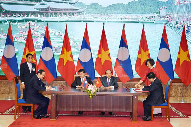 Hai Thủ tướng chứng kiến đại diện hai nước ký kết văn kiện hợp tác. Ảnh: VGP/Quang Hiếu Hai Thủ tướng chứng kiến đại diện hai nước ký kết văn kiện hợp tác. Ảnh: VGP/Quang Hiếu