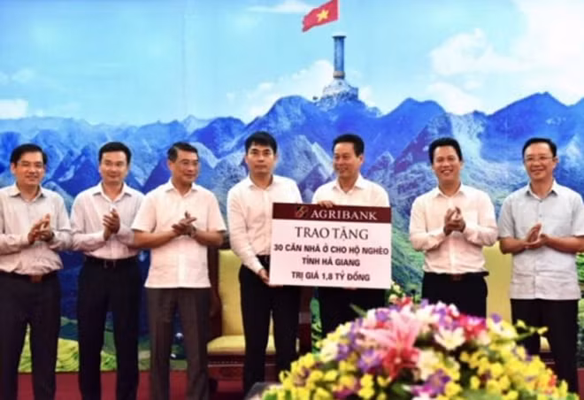 Agribank trao tặng 30 căn nhà ở cho hộ nghèo tại Hà Giang với tổng số tiền trị giá 1,8 tỷ đồng.