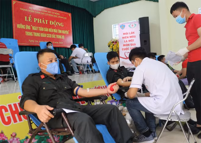 CBCS Trung đoàn tham gia hiến máu.