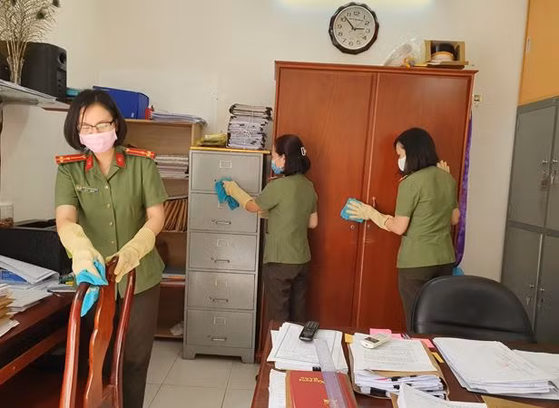 ĐVTN phòng Tổ chức cán bộ dọn dẹp, vệ sinh nơi làm việc.