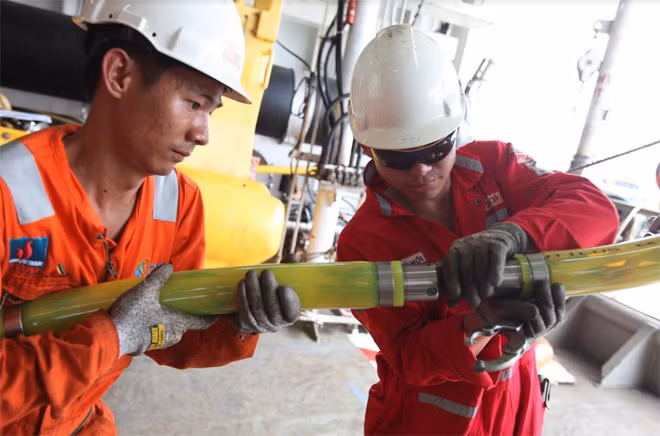 Người lao động Dầu khí luôn chắt chiu, tiết kiệm và nâng cao hiệu quả lao động (Tác giả: Nguyễn Bảo Sơn). Người lao động Dầu khí luôn chắt chiu, tiết kiệm và nâng cao hiệu quả lao động (Tác giả: Nguyễn Bảo Sơn).