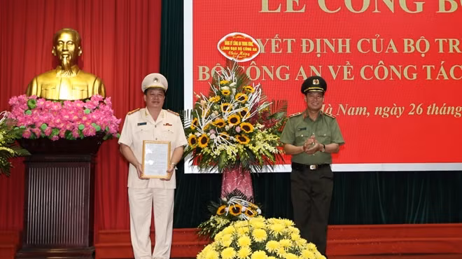 Thứ trưởng Lê Tấn Tới trao Quyết định điều động, bổ nhiệm Đại tá Nguyễn Quốc Hùng, Phó Giám đốc Công an TP Hải Phòng đến nhận công tác và giữ chức vụ Giám đốc Công an tỉnh Hà Nam.