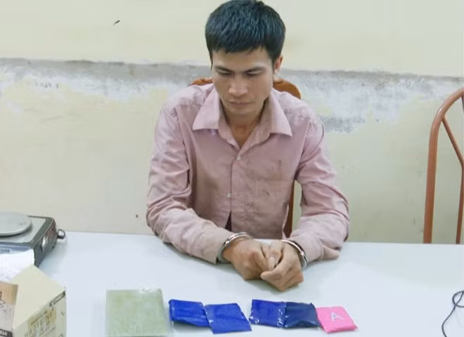 Cà Văn Nhớ và tang vật.