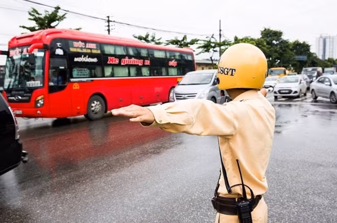 Lực lượng CSGT Hà Nội phân luồng tránh ùn tắc tại các điểm nóng về giao thông.