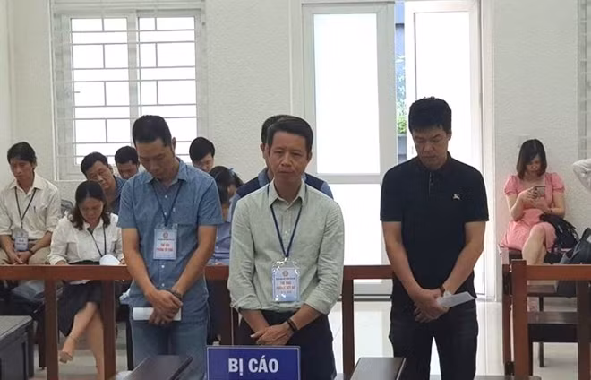 Bị cáo Tuấn Anh và đồng phạm tại phiên xử.