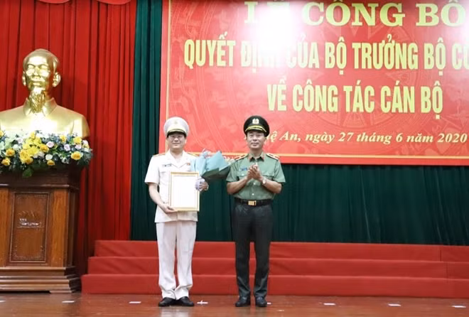 Thứ trưởng Trần Quốc Tỏ trao Quyết định nghỉ công tác cho Thiếu tướng Nguyễn Hữu Cầu.