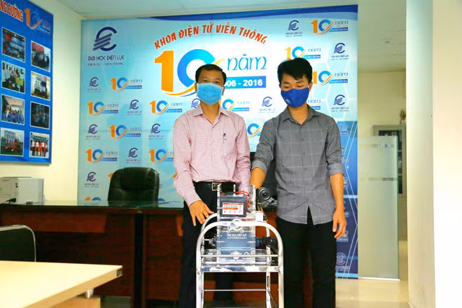 Máy trợ thở không xâm nhập do nhóm nghiên cứu của trường Đại học Điện lực chế tạo. Máy trợ thở không xâm nhập do nhóm nghiên cứu của trường Đại học Điện lực chế tạo.