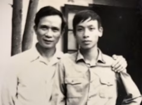 Hai cha con Thiếu tướng Vũ Văn Cẩn và Đại tá Vũ Điện Biên năm 1974.