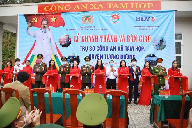 Các đại biểu cắt băng khánh thành trụ sở Công an xã Tam Hợp. Các đại biểu cắt băng khánh thành trụ sở Công an xã Tam Hợp.