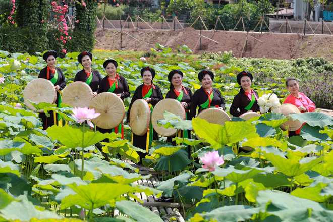 Nghệ sĩ Thanh Hiếu (thứ hai từ phải sang) và các thành viên Câu lạc bộ Munberi. Nghệ sĩ Thanh Hiếu (thứ hai từ phải sang) và các thành viên Câu lạc bộ Munberi.