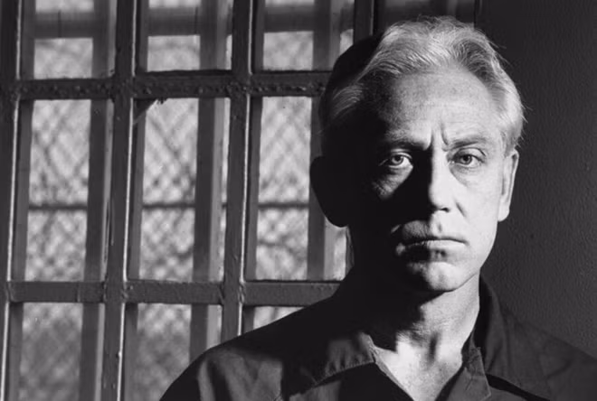 Jeffrey MacDonald phía sau song sắt nhà tù chờ xét xử tại tòa án liên bang.