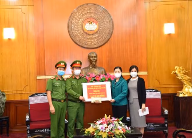 Đại tá Vũ Văn Hậu trao số tiền ủng hộ cho Ủy ban Trung ương MTTQ. Đại tá Vũ Văn Hậu trao số tiền ủng hộ cho Ủy ban Trung ương MTTQ.