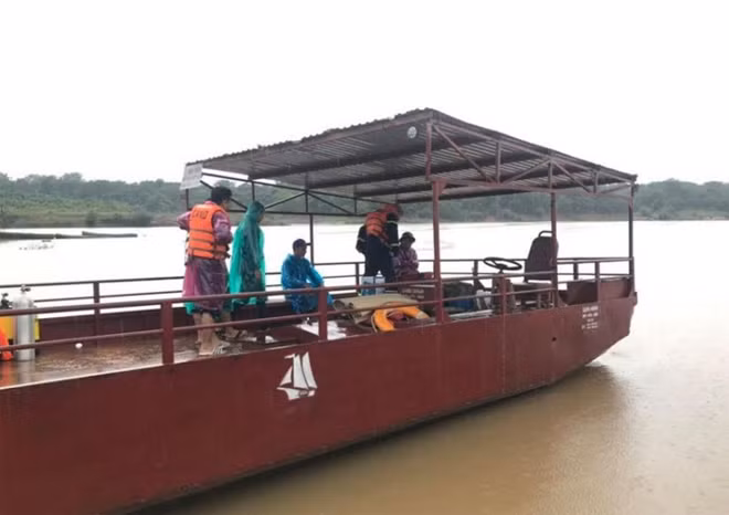 Lực lượng chức năng đang khẩn trương tìm kiếm nạn nhân mất tích.