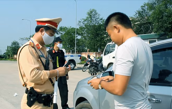 Lực lượng CSGT xử lý nhiều trường hợp vi phạm. Ảnh minh họa: CTV.
