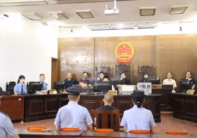 Xét xử vụ án Tần Đông Lăng.