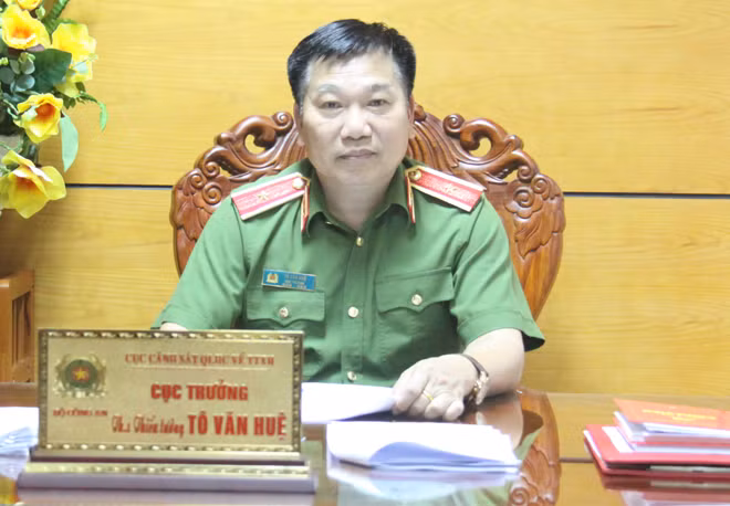 Thiếu tướng Tô Văn Huệ, Cục trưởng Cục Cảnh sát quản lý hành chính về trật tự xã hội. Thiếu tướng Tô Văn Huệ, Cục trưởng Cục Cảnh sát quản lý hành chính về trật tự xã hội.