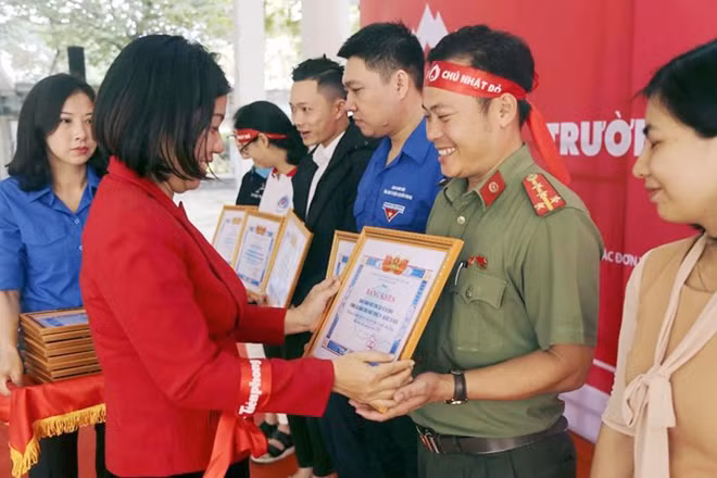 Đại úy Hồ Đình Trí được đồng đội tặng biệt danh cây "ATM máu sống" với hơn 25 lần hiến máu, cứu người.