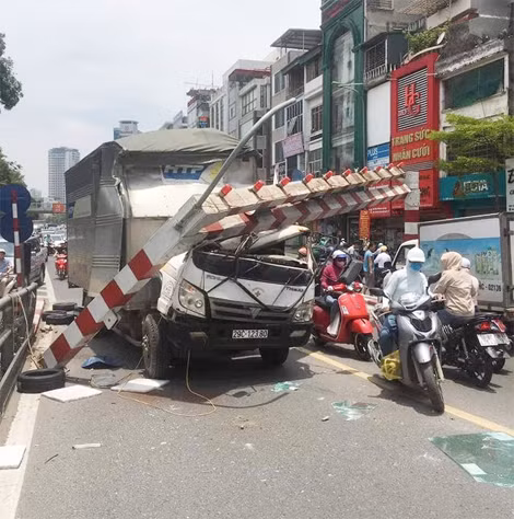 Barie gẫy gục còn đầu chiếc xe tải biến dạng.
