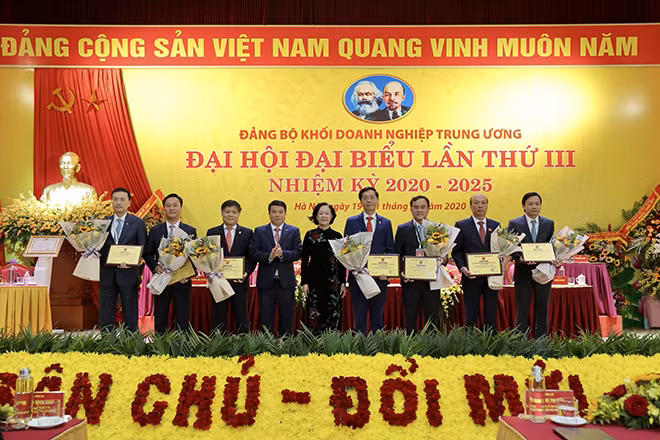 Đồng chí Trương Thị Mai, Ủy viên Bộ Chính trị , Bí thư Trung ương Đảng, Trưởng Ban Dân vận Trung ương (hàng đầu, thứ 10 từ trái sang) chúc mừng Ban chấp hành Đảng bộ Khối Doanh nghiệp Trung ương nhiệm kỳ 2020-2025.