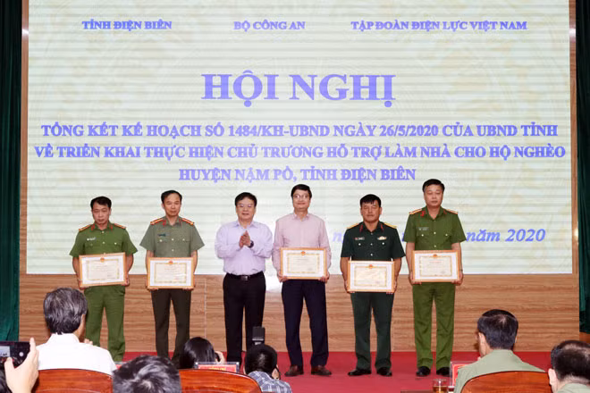 Ban Tổ chức khen thưởng các tổ chức, cá nhân có thành tích xuất sắc trong thực hiện chủ trương hỗ trợ xây dựng, sửa chữa nhà ở cho các hộ nghèo trên địa bàn huyện Nậm Pồ.