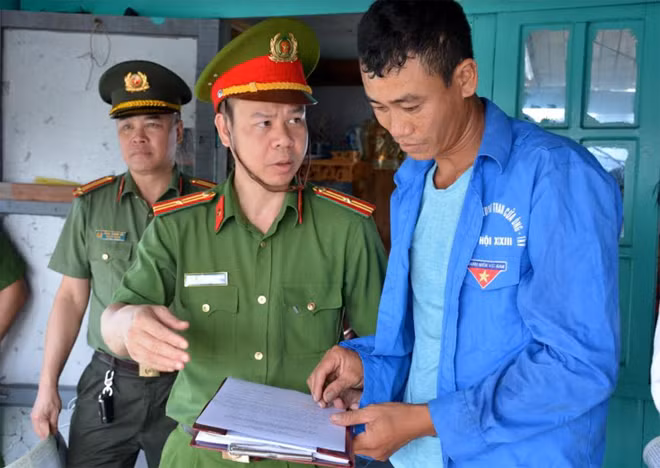 Công an Quảng Ninh tuyên truyền, vận động ngư dân bảo vệ môi trường.