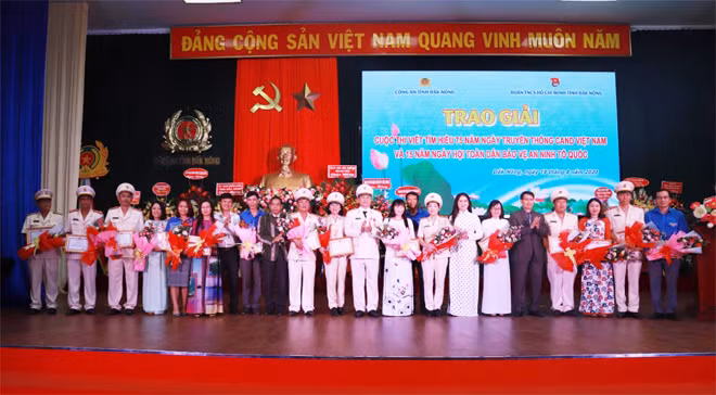 Các đồng chí lãnh đạo trao giải cuộc thi viết Tìm hiểu về 75 năm Ngày truyền thống CAND và 15 năm Ngày hội Toàn dân bảo vệ An ninh Tổ quốc. Các đồng chí lãnh đạo trao giải cuộc thi viết Tìm hiểu về 75 năm Ngày truyền thống CAND và 15 năm Ngày hội Toàn dân bảo vệ An ninh Tổ quốc.