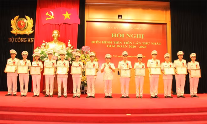 Thừa ủy quyền của Bộ trưởng Bộ Công an, Cục trưởng Cục KTNV Bộ Công an tặng Bằng khen của Bộ Công an cho các tập thể và cá nhân.