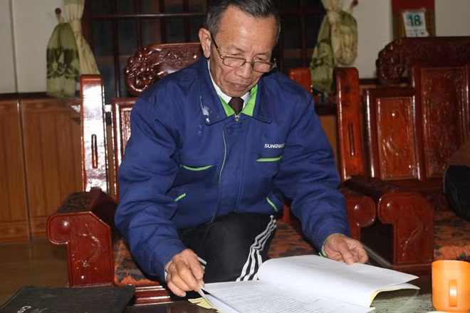 Ông Nguyễn Văn Tự hào hứng nói về vở diễn mà ông vừa viết xong thoại và một số lời bông. Ông Nguyễn Văn Tự hào hứng nói về vở diễn mà ông vừa viết xong thoại và một số lời bông.