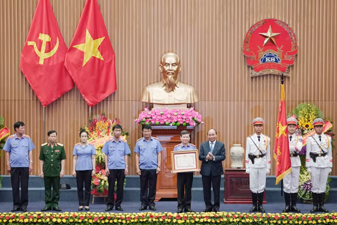 Thủ tướng Nguyễn Xuân Phúc trao tặng Huân chương Hồ Chí Minh cho Ngành Kiểm sát. Thủ tướng Nguyễn Xuân Phúc trao tặng Huân chương Hồ Chí Minh cho Ngành Kiểm sát.