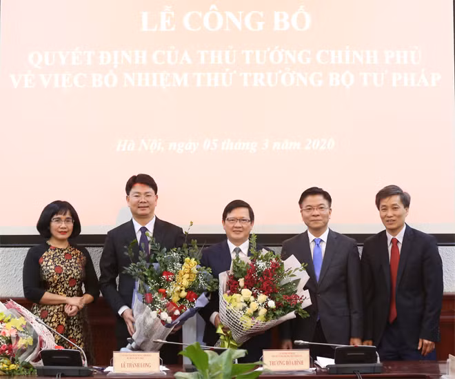 Tập thể lãnh đạo Bộ Tư pháp chúc mừng 2 tân Thứ trưởng. Ảnh: VGP/Lê Sơn.
