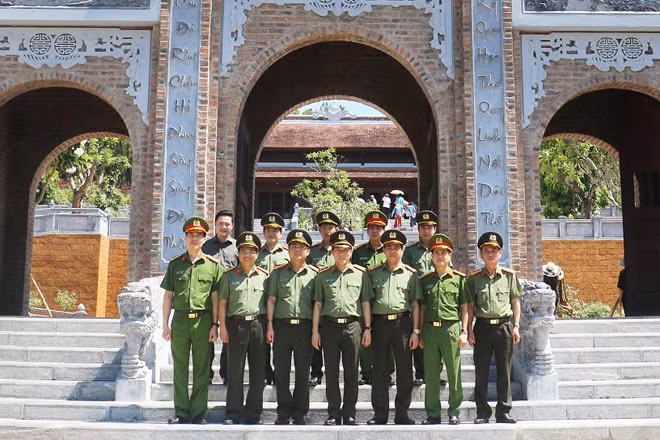 Thứ trưởng Lương Tam Quang và đoàn công tác tại đền Chung Sơn.