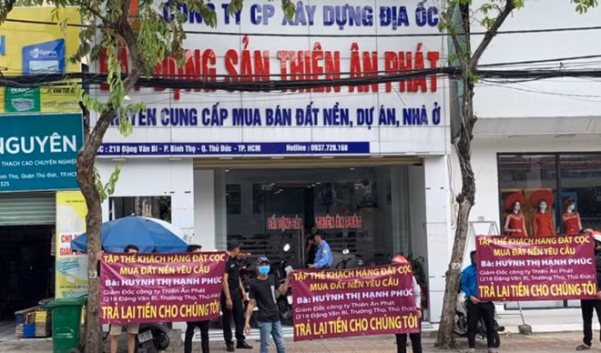 Các nạn nhân mang băng rôn đòi lại tiền tại Công ty Thiên Ân Phát.