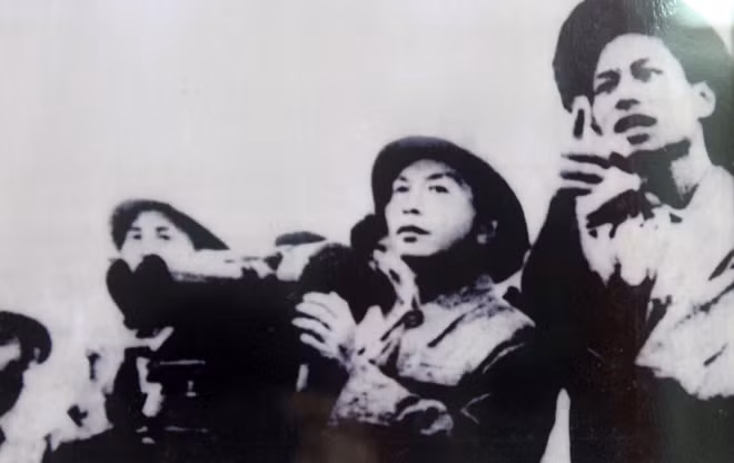 Cán bộ tác chiến Đặng Quân Thụy (ngoài cùng bên phải) tháp tùng Đại tướng - Tổng Tư lệnh Võ Nguyên Giáp thị sát mặt trận (1954).