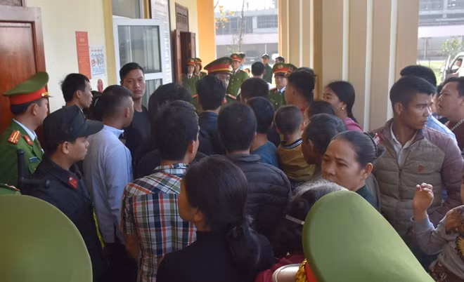 Lực lượng công an được điều động để đảm bảo ANTT tại phiên xét xử.