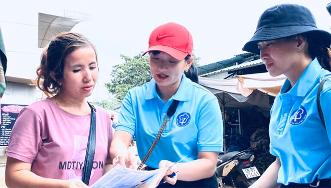 Cán bộ BHXH tỉnh Đắk Nông đến tận cơ sở tuyên truyền vận động người dân tham gia BHXH tự nguyện. Cán bộ BHXH tỉnh Đắk Nông đến tận cơ sở tuyên truyền vận động người dân tham gia BHXH tự nguyện.