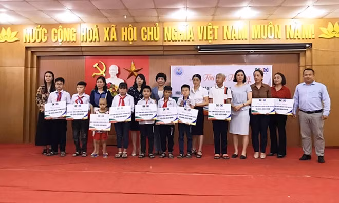 Tập đoàn CEO trao tặng 10 phần quà, mỗi phần quà trị giá 10 triệu đồng cho các các em học sinh đang mắc bệnh hiểm nghèo của huyện Vân Đồn.