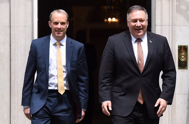 Ngoại trưởng Mỹ Mike Pompeo (phải) với Ngoại trưởng Anh Dominic Raab tại London, ngày 21/7/2020.