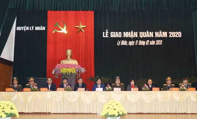 Các đồng chí lãnh đạo dự Lễ giao nhận quân năm 2020 tại huyện Lý Nhân và thị xã Duy Tiên (Hà Nam).