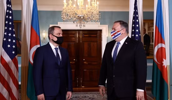 Ngoại trưởng Mike Pompeo (phải) và người đồng cấp Jeyhun Bayramov tại cuộc gặp ở Thủ đô Washington hôm 23/10.