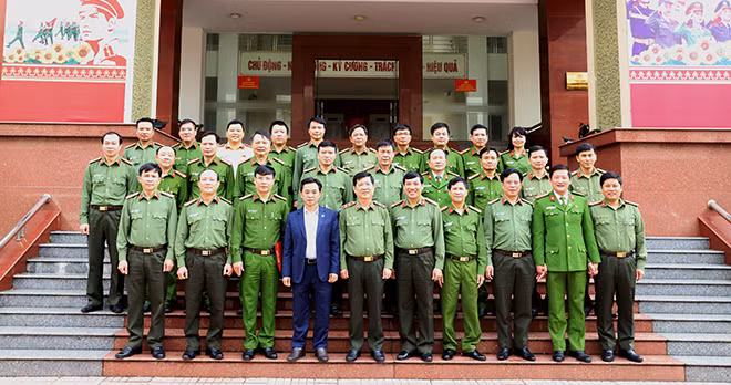 Trung tướng Nguyễn Văn Sơn và các đại biểu.