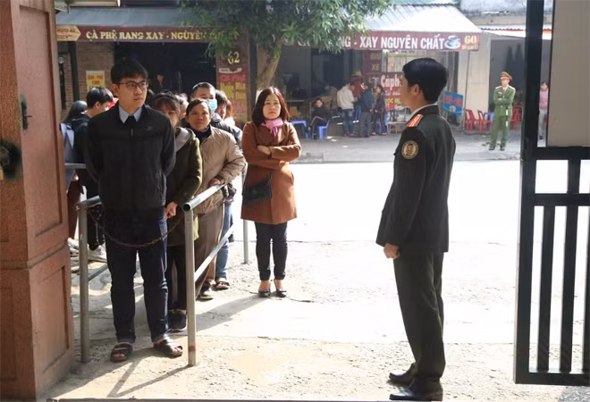 Đông đảo người dân đã có mặt từ sớm, xếp hàng ngay ngắn để chờ làm thủ tục tại Phòng QLXNC Công an Nghệ An.