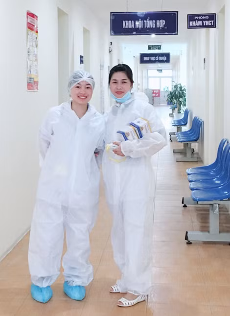 Đại úy Dương Thanh Loan (bên phải) cùng đồng nghiệp Thiếu úy Nông Thị Bưởi sau một ngày làm việc trong khu cách ly. Đại úy Dương Thanh Loan (bên phải) cùng đồng nghiệp Thiếu úy Nông Thị Bưởi sau một ngày làm việc trong khu cách ly.