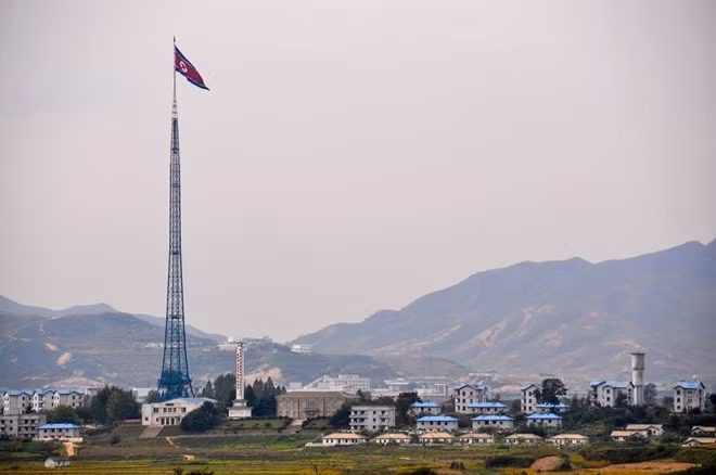Cột cờ tại Làng Hòa bình Kijong-dong nhìn từ miền Nam.