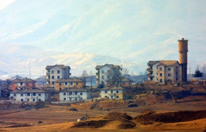 Làng Hòa bình Kijong-dong nhìn từ Panmunjon (Hàn Quốc).