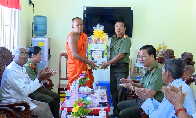 Đoàn công tác Công an tỉnh chúc mừng Lễ Sen Dolta tại chùa Kim Cấu, thành phố Bạc Liêu.