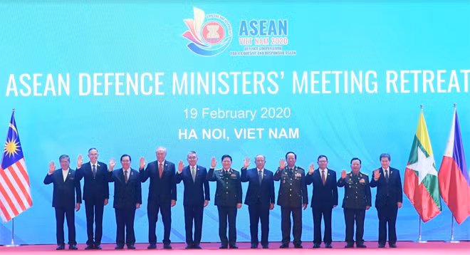 Bộ trưởng Ngô Xuân Lịch chụp ảnh với Trưởng đoàn Quốc phòng các nước ASEAN.