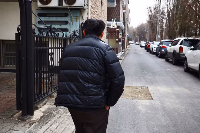 Yoon đi dạo trong khu phố gần nhà ở tỉnh Bắc Chungcheong.Ảnh: Yoonjung Seo/ CNN.