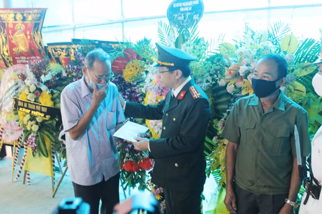 Đại tá Phạm Quang Khải, Tổng Biên tập Báo CAND sẻ chia nỗi đau mất mát với gia đình Đại úy Sầm Quốc Nghĩa.