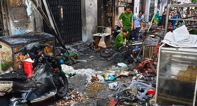 Công an khám nghiệm hiện trường một vụ vận chuyển gas gây cháy 7 căn nhà.